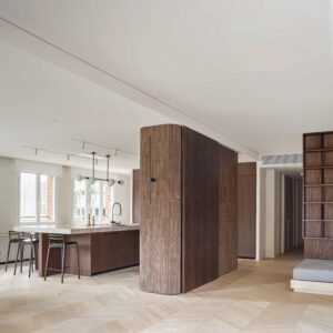Cocina integrada y elegante con Laminam Diamond Cream: Apartamento Barros en Barcelona