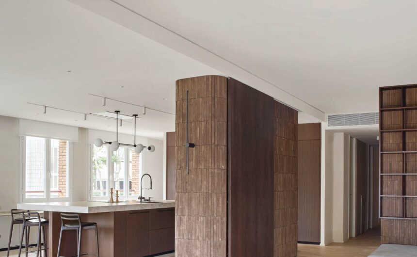 Cocina integrada y elegante con Laminam Diamond Cream: Apartamento Barros en Barcelona